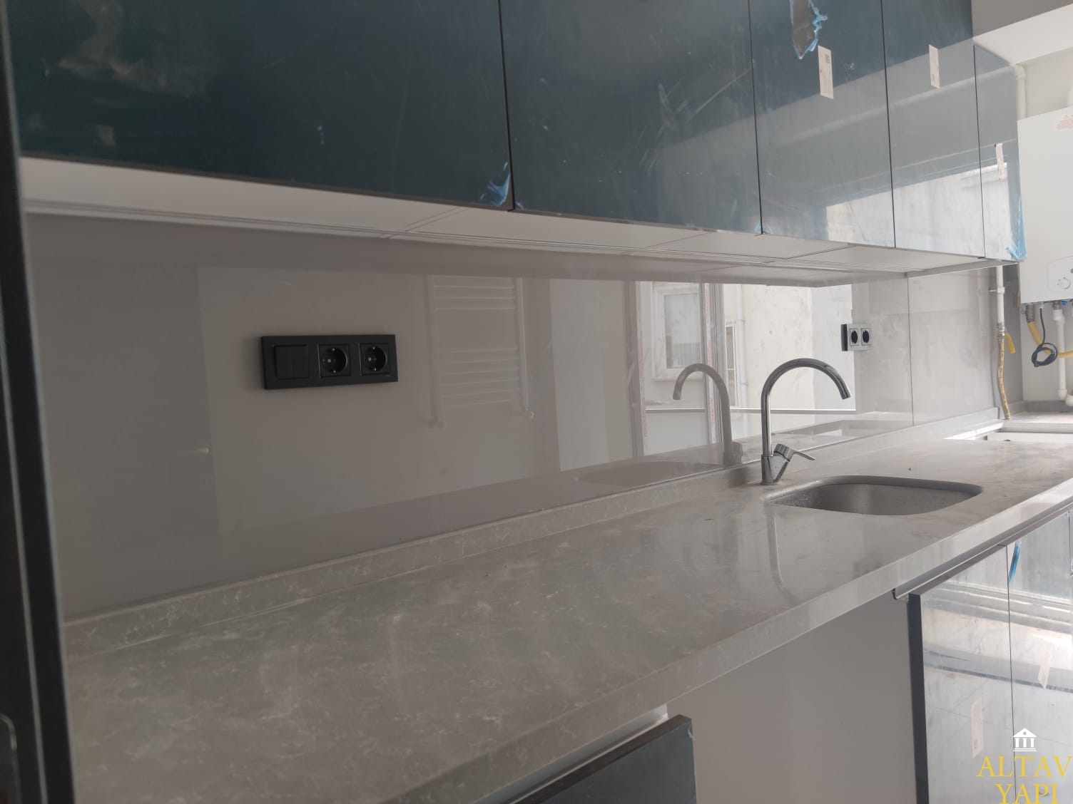 Mutfak tezgah arasý beyaz cam panel